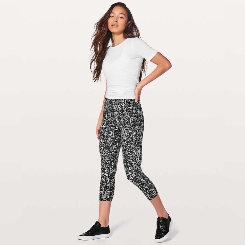 Lululemon Align Crop *21"
Chirasu Black